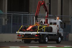 El coche de Fernando Alonso, McLaren MCL32 en una grúa