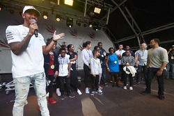 Ganador de la carrera Lewis Hamilton, Mercedes AMG F1 en el escenario