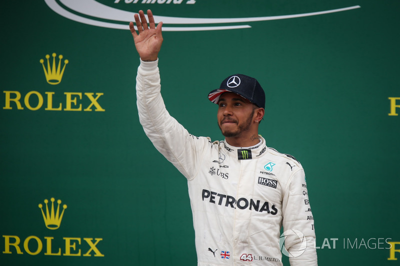 Il vincitore della gara Lewis Hamilton, Mercedes AMG F1 festeggia sul podio