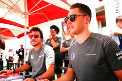 Fernando Alonso, McLaren y Stoffel Vandoorne, McLaren, con fans