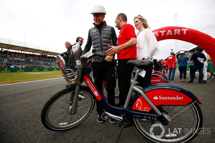 Stoffel Vandoorne, McLaren, está parado al lado de una bicicleta Santander