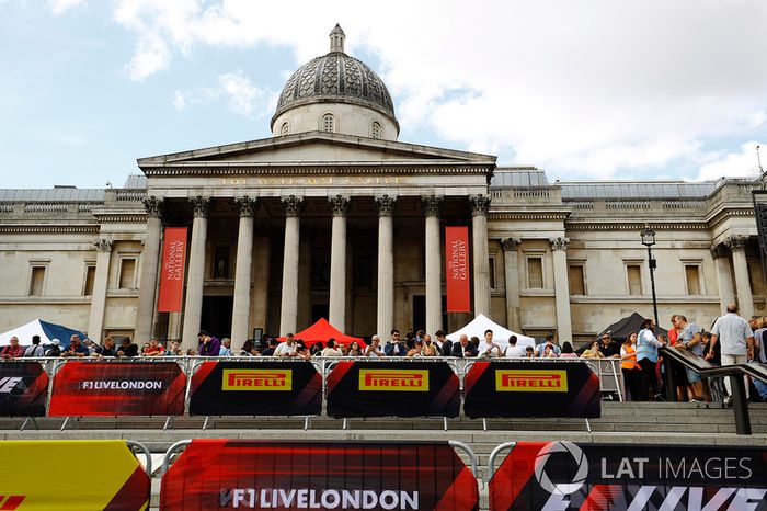 Fans y anuncios afera de National Gallery