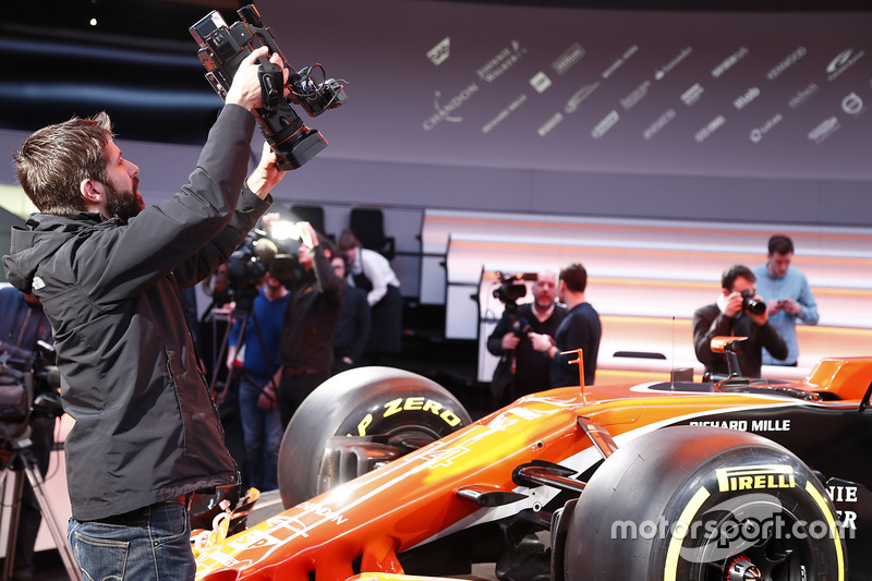 Оператор фільмує McLaren MCL32