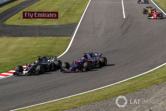 Romain Grosjean, Haas F1 Team VF-17 y Pierre Gasly, Scuderia Toro Rosso STR12