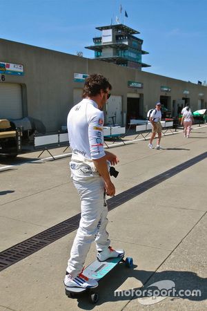 Fernando Alonso, Andretti Autosport Honda on a skateboard