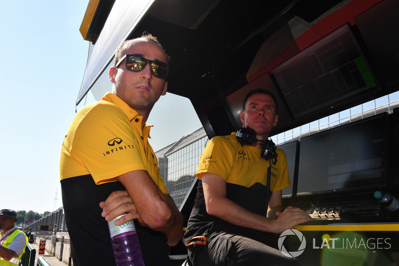 Robert Kubica, Renault Sport F1 Team and Alan Permane, Renault Sport F1 Team Race Engineer