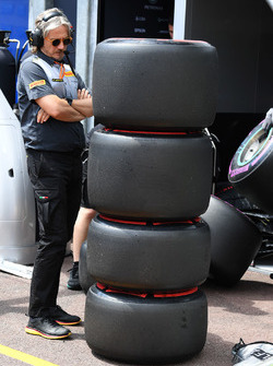 Pirelli-Techniker mit Pirelli-Reifen
