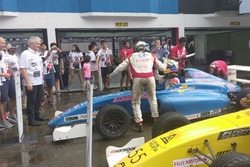 Faine Kahia memberikan selamat kepada pemenang Race 4, Presley Martono