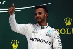 Le vainqueur Lewis Hamilton, Mercedes AMG F1, célèbre son podium