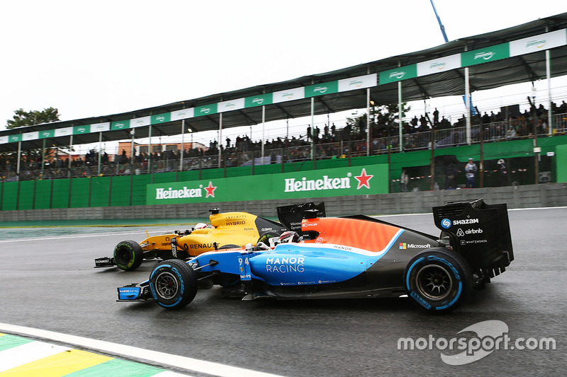 Pascal Wehrlein, Manor Racing MRT05; Kevin Magnussen, Renault Sport F1 Team RS16