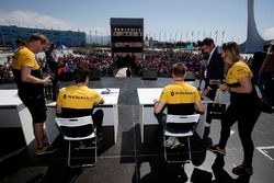 Jolyon Palmer, Renault Sport F1 Team y Nico Hulkenberg, Renault Sport F1 Team firma autógrafos para