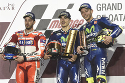 Подіум: Переможець гонки Маверік Віньялес, Yamaha Factory Racing, друге місце Андреа Довіціозо, Duca