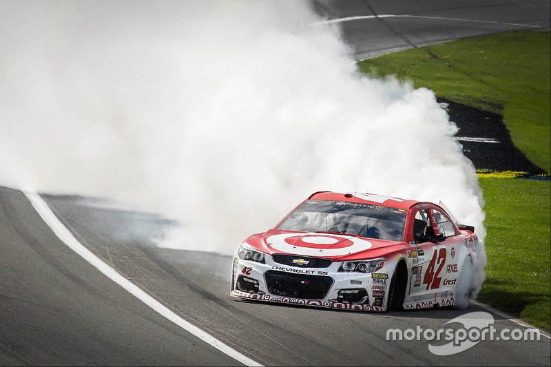 Kyle Larson, Chip Ganassi Racing Chevrolet, celebra