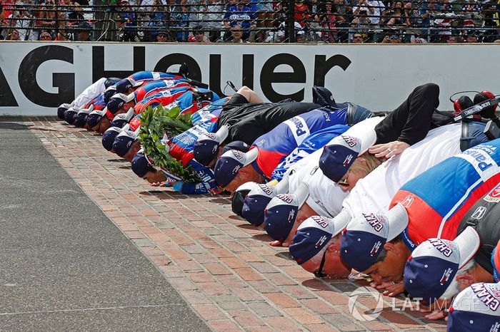 Takuma Sato, Andretti Autosport Honda besa la yarda de  ladrillos con su equipo