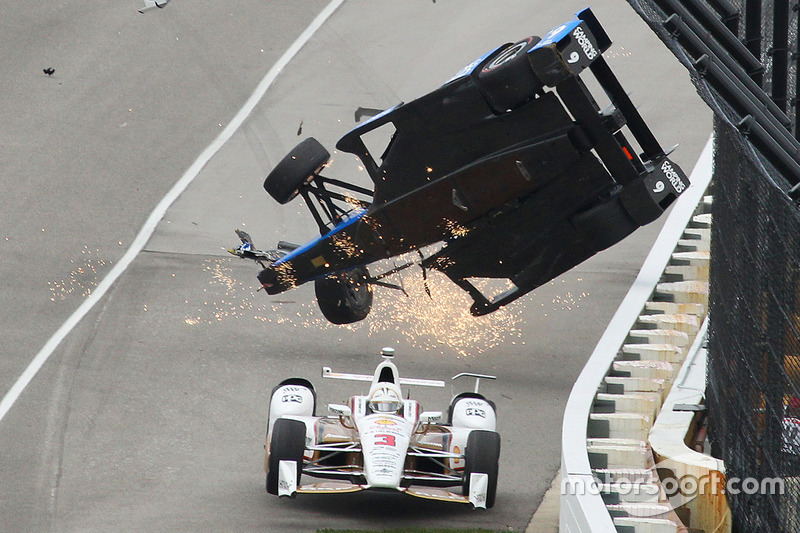 Авария: Скот Диксон, Chip Ganassi Racing Honda, и Элио Кастроневес, Team Penske Chevrolet