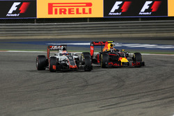 Romain Grosjean, Haas F1 Team VF-16 and Daniil Kvyat, Red Bull Racing RB12