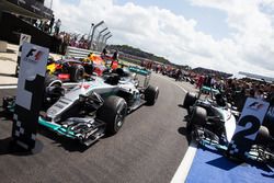 Los tres primeros autos en el parc ferme