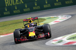Max Verstappen, Red Bull Racing RB12, met de halo cockpitbescherming