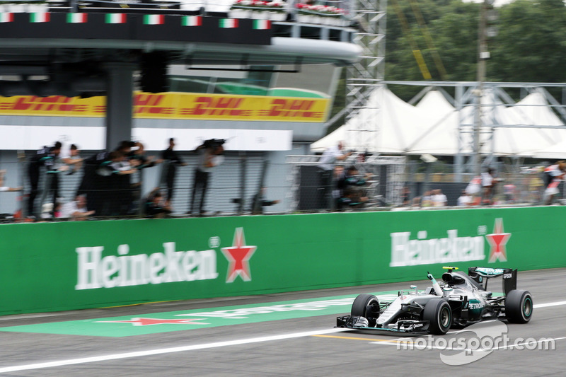 Ganador de la carrera Nico Rosberg, híbrido de Mercedes AMG F1 W07 celebra el final de la carrera
