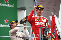 il vincitore Nico Rosberg, Mercedes AMG Petronas F1 W07 e il terzo Sebastian Vettel, Scuderia Ferrar