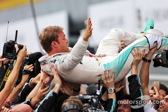 Ganador de la carrera Nico Rosberg, Mercedes AMG F1 celebra con el equipo en parc ferme