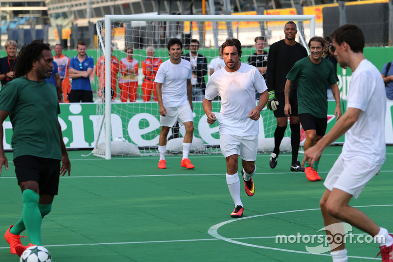 Heineken spornsorluğunda hayır işi için yapılan futbol maçı, Fernando Alonso, McLaren Honda