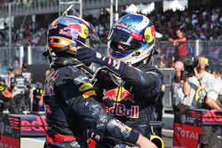 Le vainqueur Daniel Ricciardo, Red Bull Racing fête sa victoire avec son équipier, le deuxième, Max Verstappen, Red Bull Racing dans le Parc Fermé