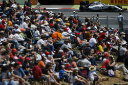 Valtteri Bottas, Williams FW38, fährt an Fans vorbei