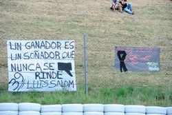 aficionados con bandera de Luis Salom