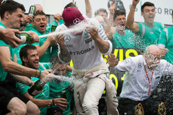Lewis Hamilton, Mercedes AMG F1 viert met Dr. Dieter Zetsche, Daimler AG CEO en het team