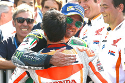 Cal Crutchlow, Team LCR Honda, felicita a Dani Pedrosa, Repsol Honda Team
