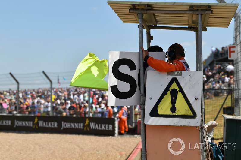 I marshal sventolano la bandiera gialla e mostrano il cartello della Safety car