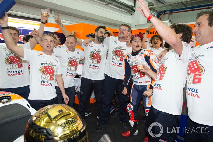 Campeón del mundo Marc Márquez, Repsol Honda Team con el equipo
