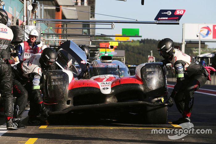 #7 Toyota Gazoo Racing Toyota TS050: Mike Conway, José María López, Kamui Kobayashi, en pits