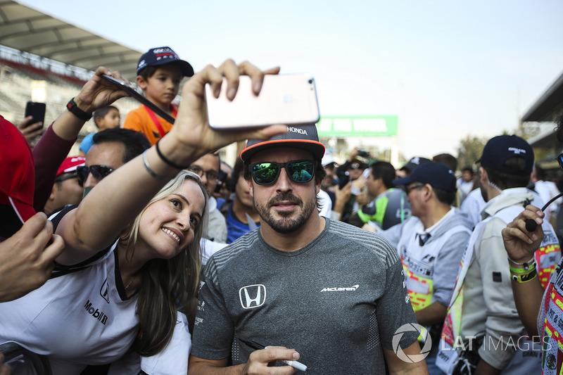 Fernando Alonso, McLaren,  firma de autógrafos para los aficionados