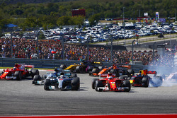 Lewis Hamilton, Mercedes AMG F1 W08, battles with Sebastian Vettel, Ferrari SF70H, at the start of the race