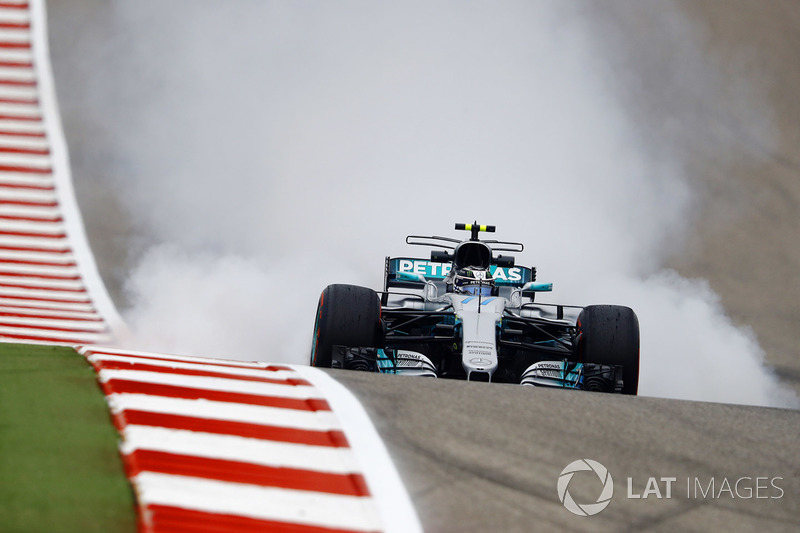 Valtteri Bottas, Mercedes AMG F1 W08, blokkeert de banden bij het remmen