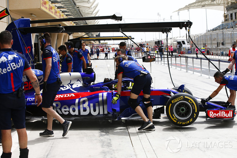 La voiture de Brendon Hartley, Toro Rosso STR13 Honda, est rentrée au garage