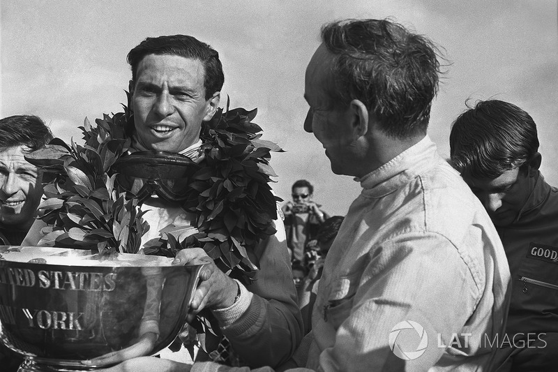 John Surtees, Cooper T81, met Jim Clark, Lotus 43-BRM H16, op het podium