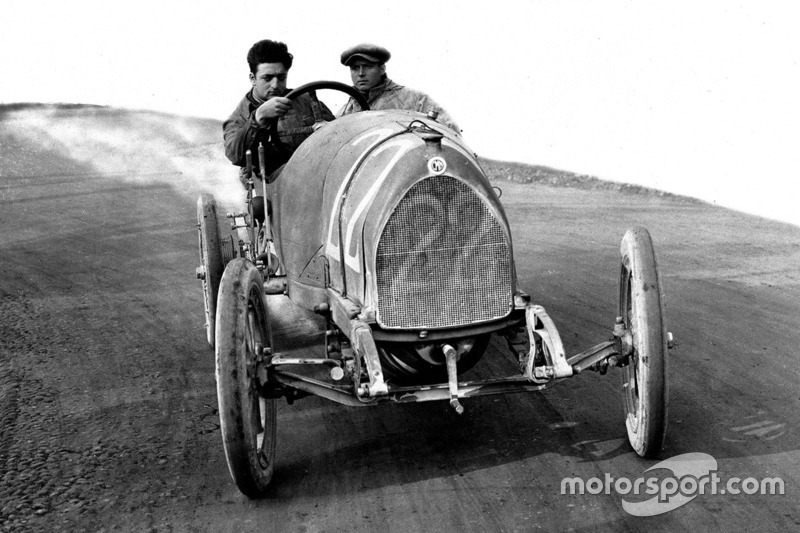 Enzo Ferrari en unos test con el mecánico Nino Berretta, 15-20 HP CMN