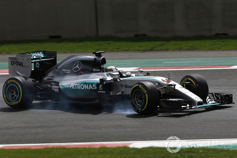 Lewis Hamilton, Mercedes F1 W06, spins