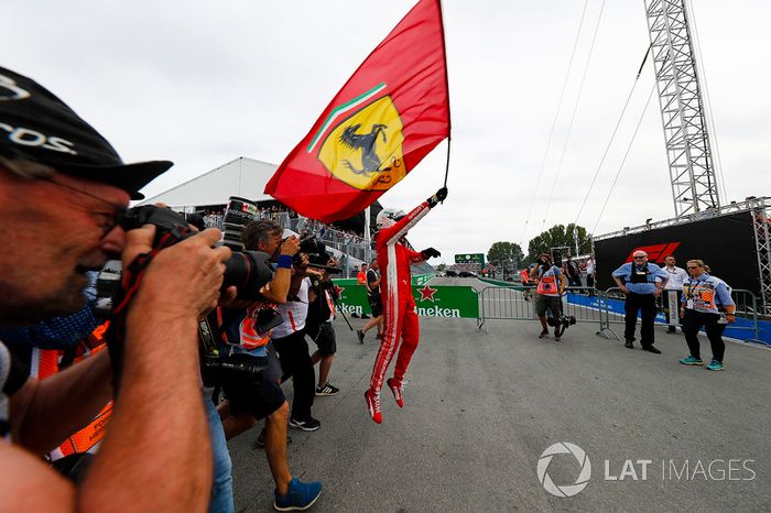 Sebastian Vettel, Ferrari, celebra su triunfo en Canadá con una bandera