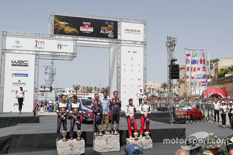 Podium: Winners Thierry Neuville, Nicolas Gilsoul, Hyundai Motorsport Hyundai i20 Coupe WRC, second 