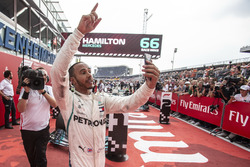 El ganador de la carrera Lewis Hamilton, Mercedes-AMG F1 celebra con una selfie en parc ferme