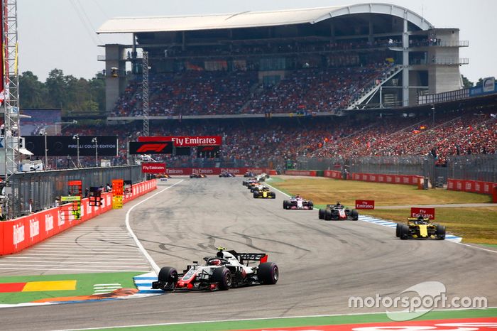 Kevin Magnussen, Haas F1 Team VF-18, delante de Nico Hulkenberg, Renault Sport F1 Team R.S. 18, Romain Grosjean, Haas F1 Team VF-18, y Sergio Perez, Force India VJM11