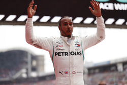 Lewis Hamilton, Mercedes AMG F1, festeggia la vittoria nel parco chiuso