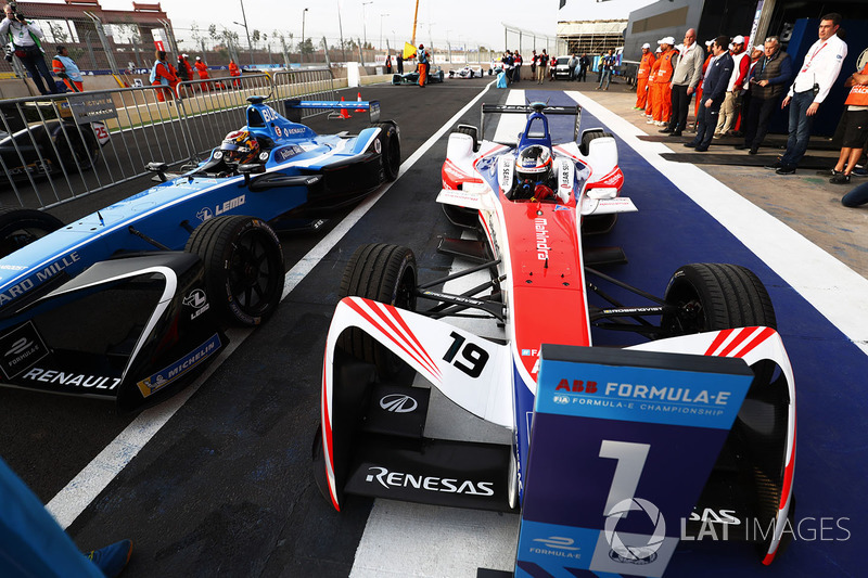 Ganador de la carrera Felix Rosenqvist, Mahindra Racing, celebra regresando al parc ferme con Sébastien Buemi, Renault e.Dams
