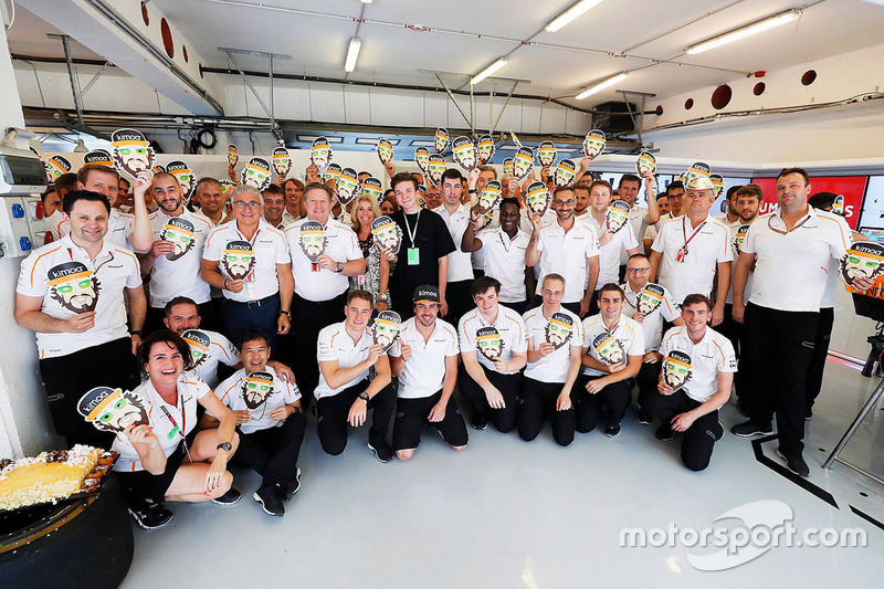 Celebración del 37º cumpleaños de Fernando Alonso, McLaren