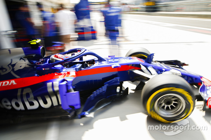 Pierre Gasly, Toro Rosso STR13, leaves the garage