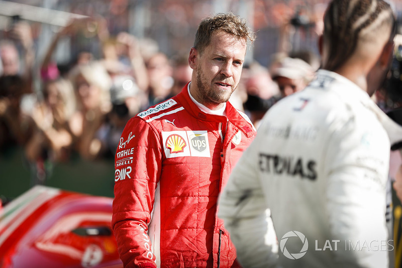Sebastian Vettel, Ferrari et Lewis Hamilton, Mercedes AMG F1 dans le parc fermé